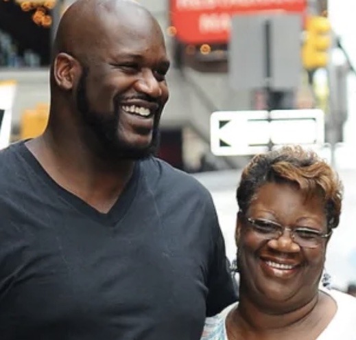 Shaq S Unusual Way To Support Family   Shaq And Mom Thumb 