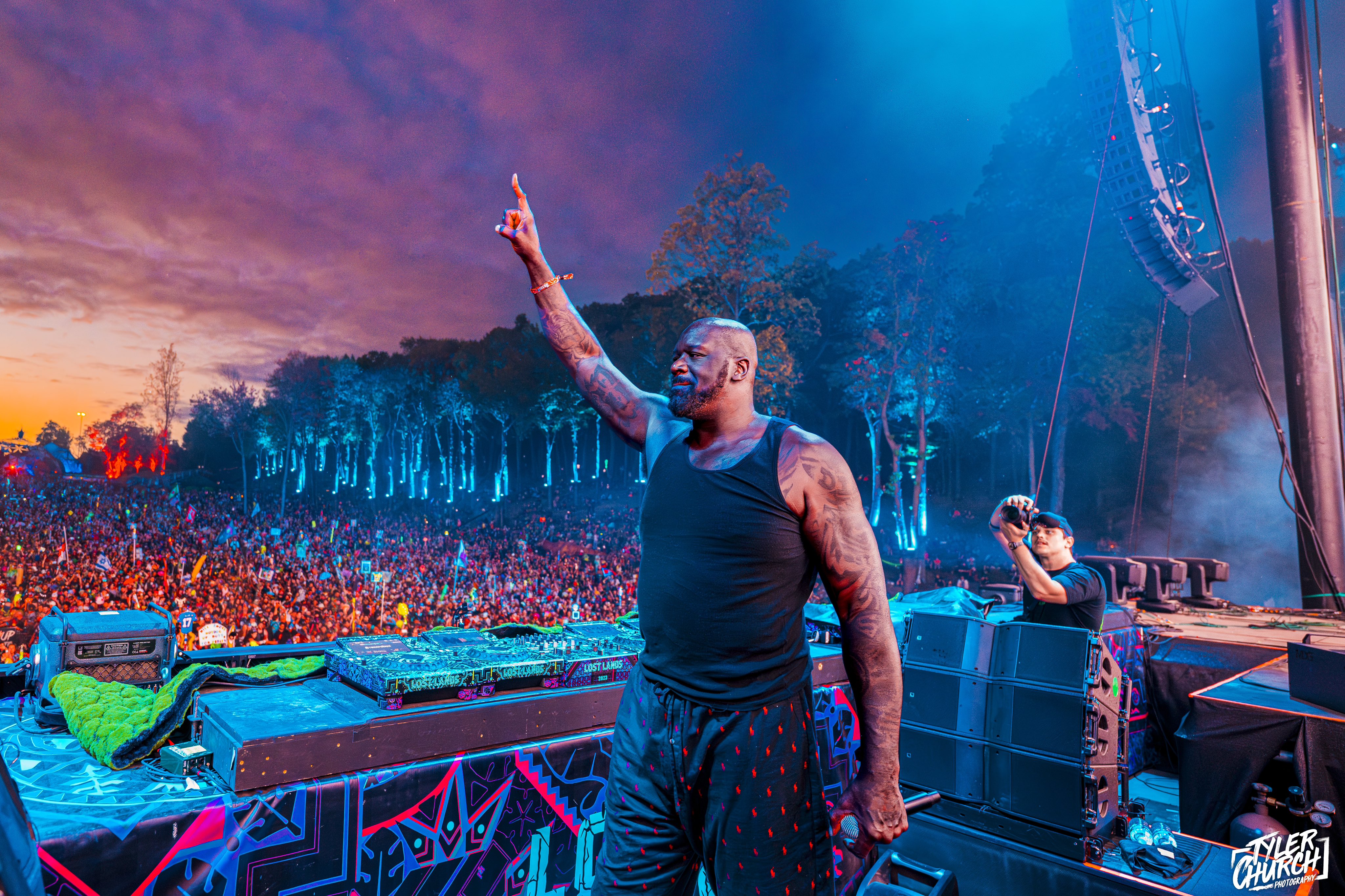 https://www.shaqfuradio.com/wp-content/uploads/2024/08/Shaq-at-LOST-LANDS.jpg